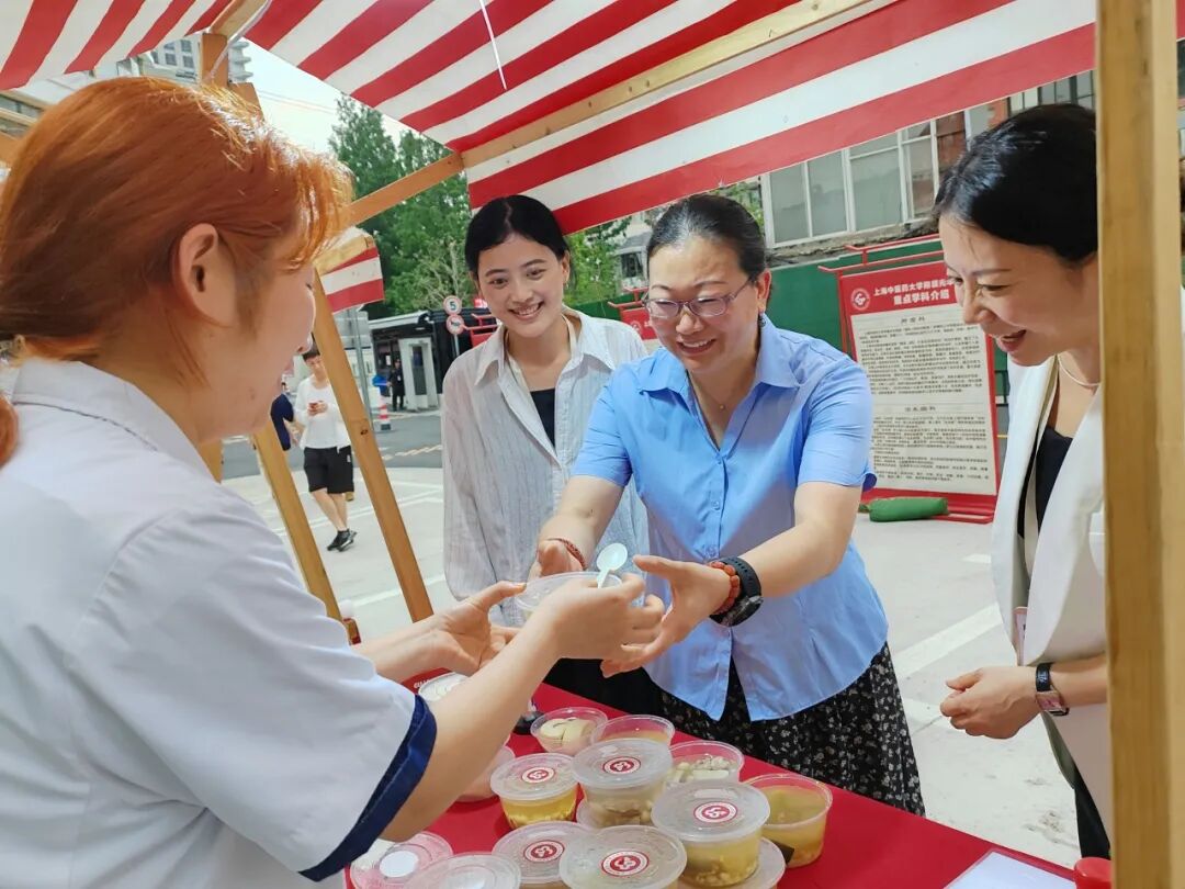 光华医院新园区启用后开展首次便民活动