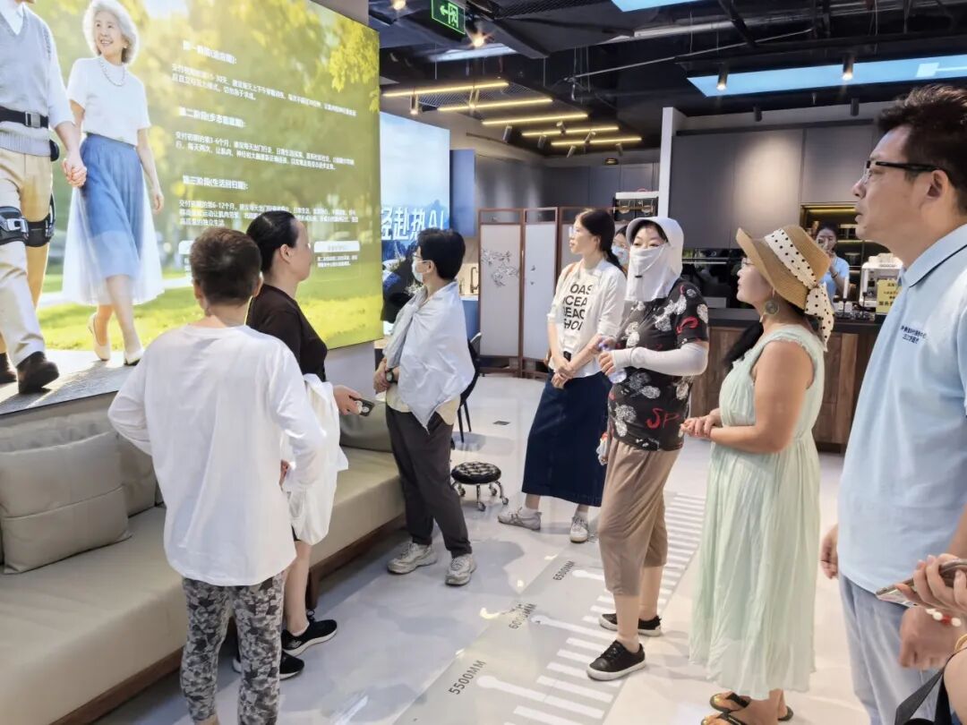 穿上外骨骼，“失力不失能”！长宁市民体验“科技适老化”新产品
