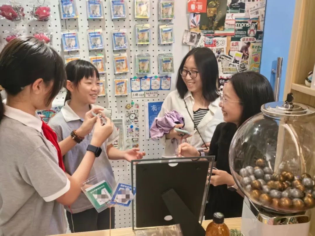 延安初級中學(xué)的“小店主”來愚園路啦