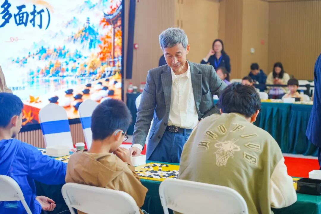倡棋杯冠军和总教练都来了！小棋手与职业高手面对面落子