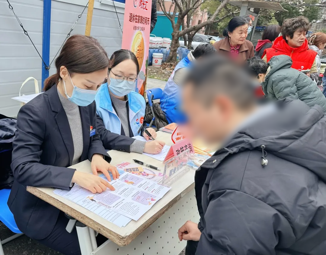 一份工作，一种新生：新泾镇“以就促救”助力困难青年逐光而行