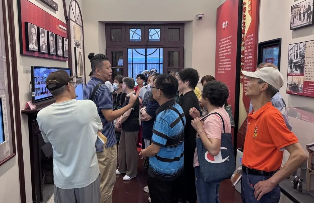 从老党员到少先队员，一条愚园路串起两代人的历史对话