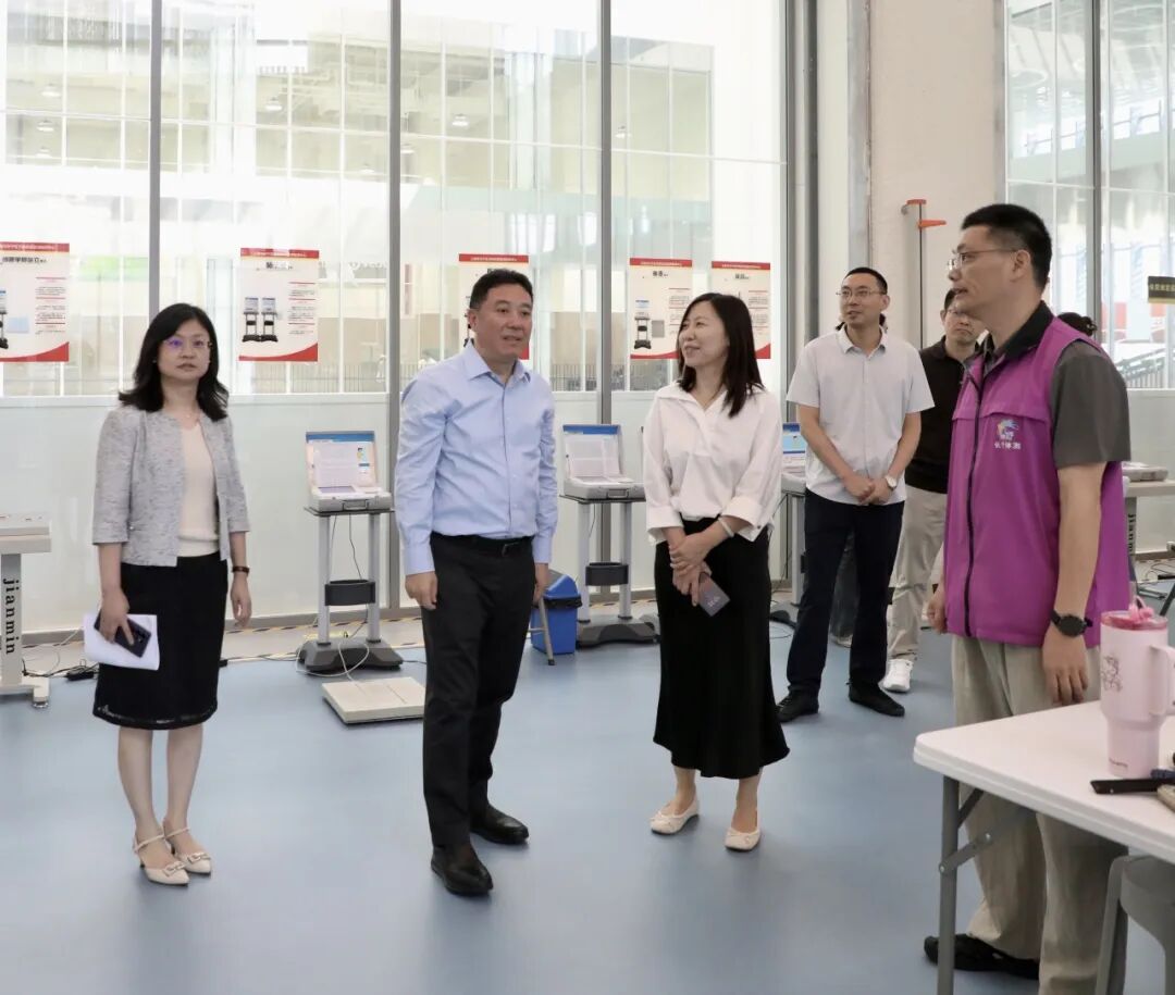 区委书记孔福安在天山路街道调研青年白领服务工作