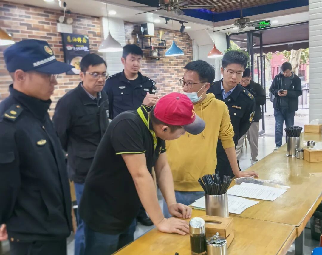 长宁城管联动多方协同共治小区积水难题