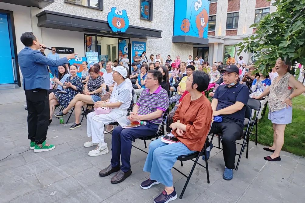 长宁老弄堂的纳凉晚会，欢声笑语不断