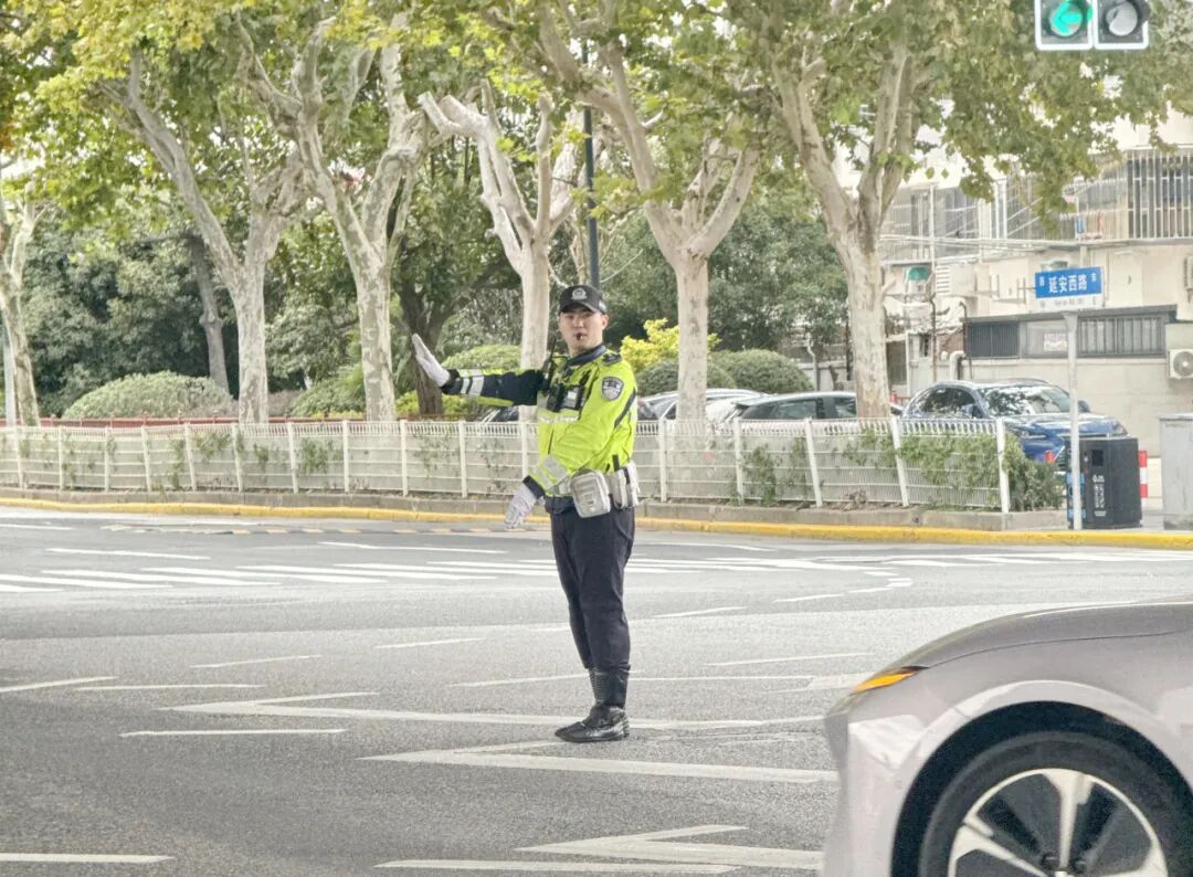 确保道路通行安全有序，长宁交警护航进博会