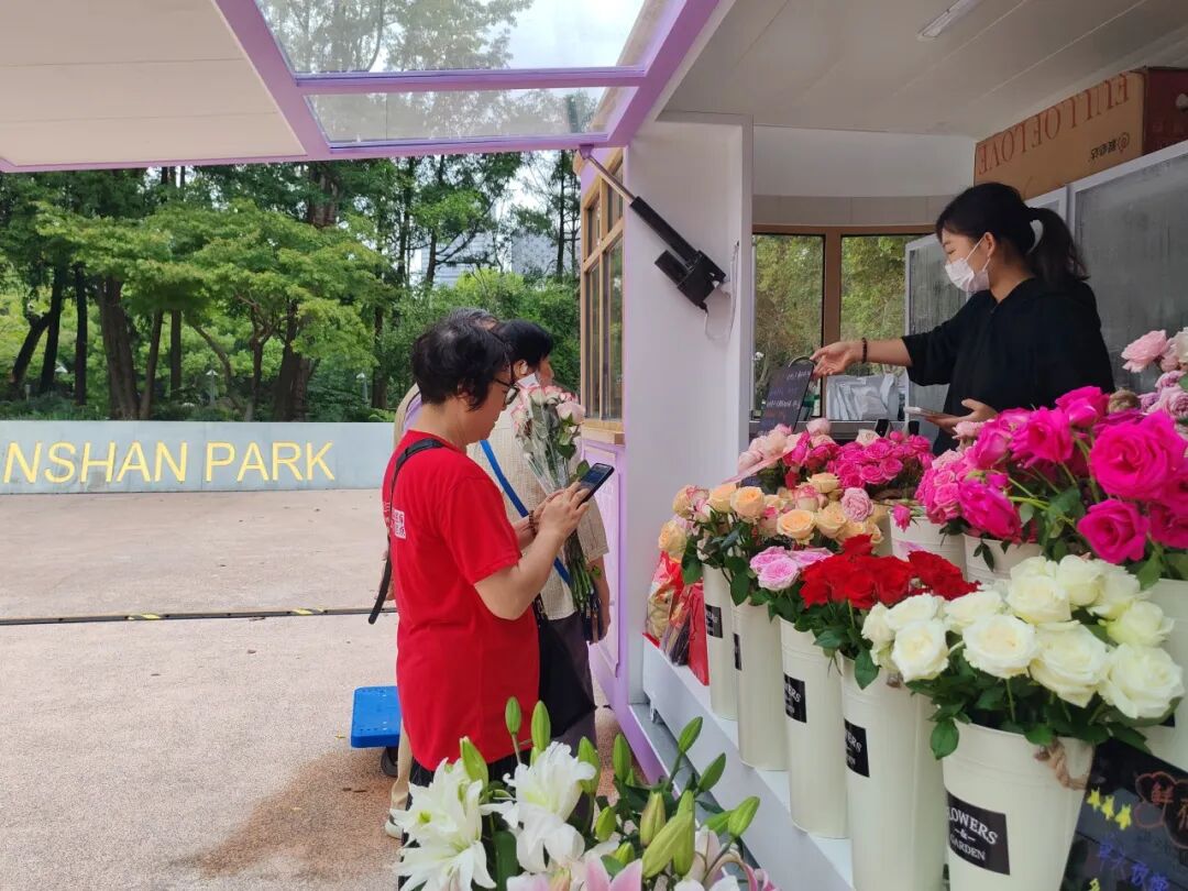 专卖云南鲜花的花车，开进了长宁的公园