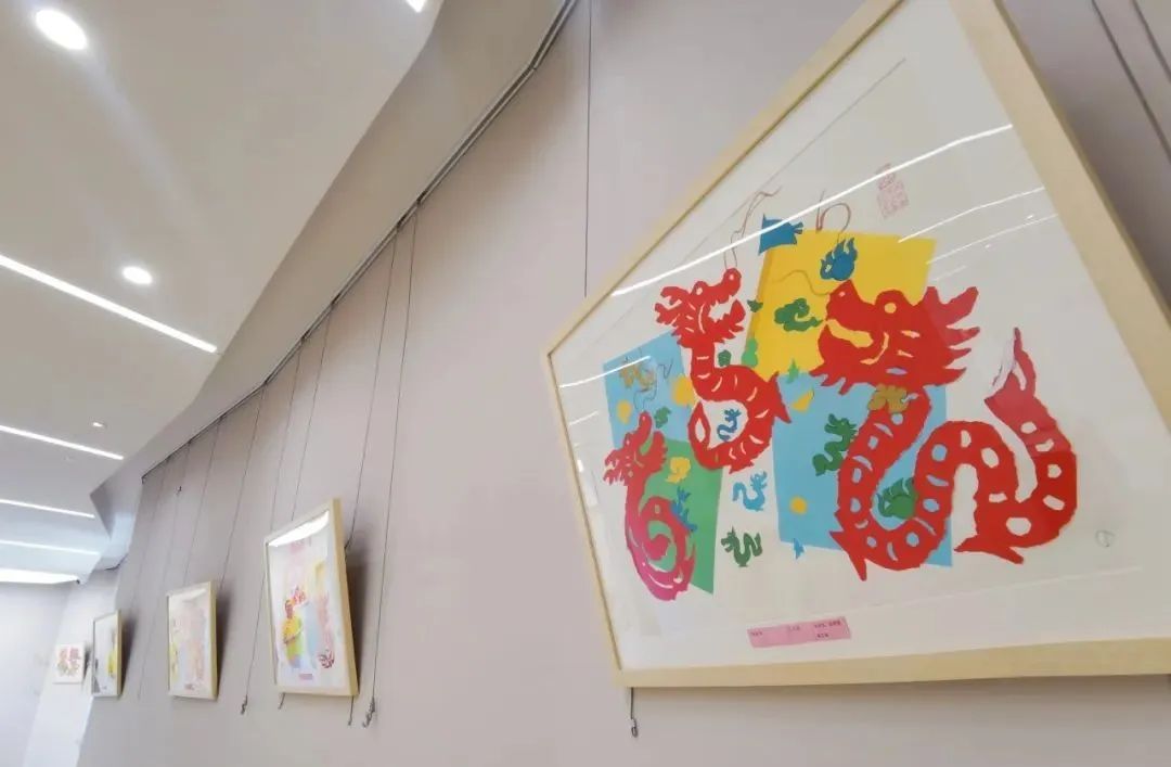 上海市长宁区人民政府-社区-北新泾第二小学学生的非遗撕纸作品在这里展出