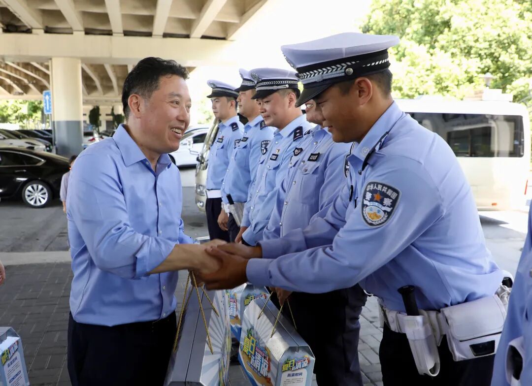 区领导慰问奋战在高温一线的广大劳动者