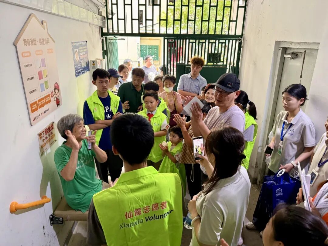 困扰老人出行的20级台阶，被长宁这个老旧小区温柔化解
