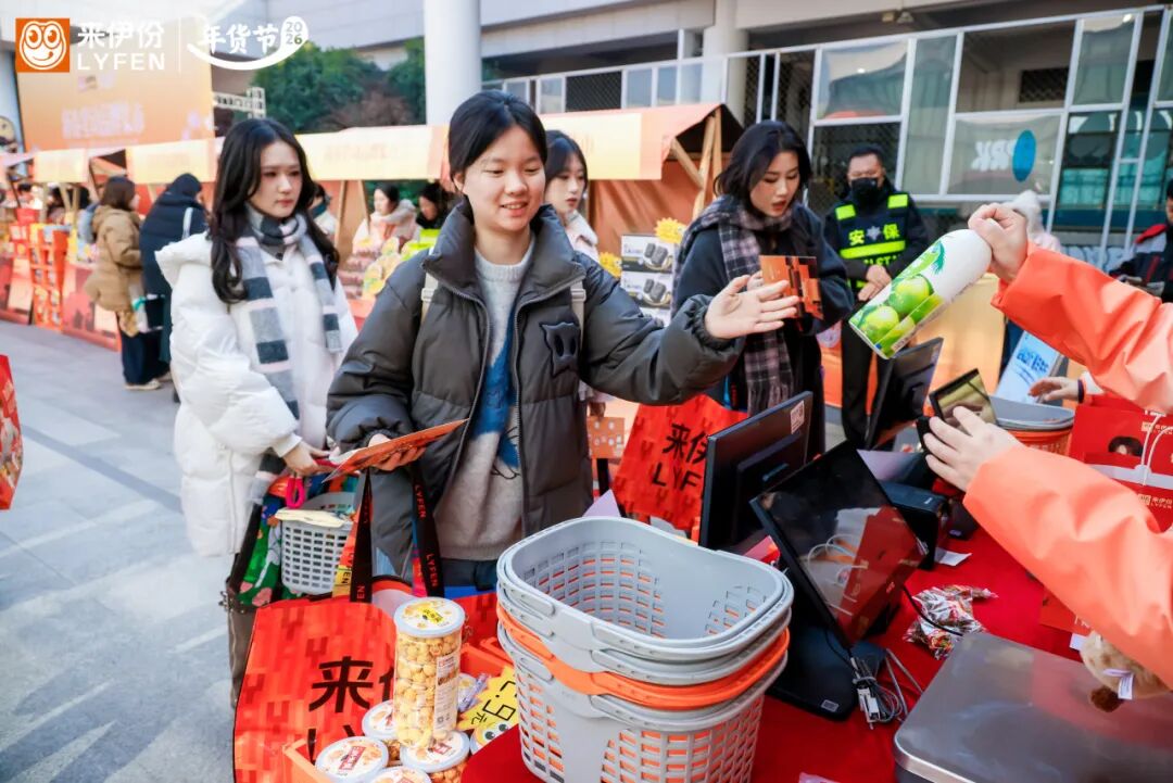 逛公园、办年货，虹桥体育公园这场“新春盛典”，年味十足