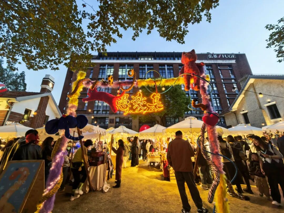 快来看，愚园路年末氛围拉满