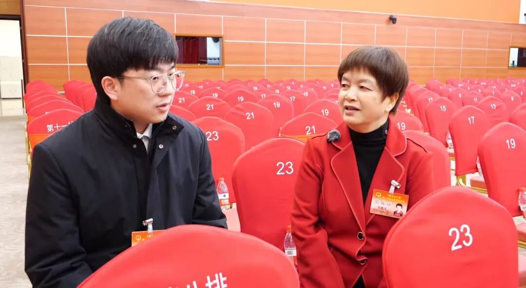 两会现场，“50后”代表和“90后”代表共同关注了……
