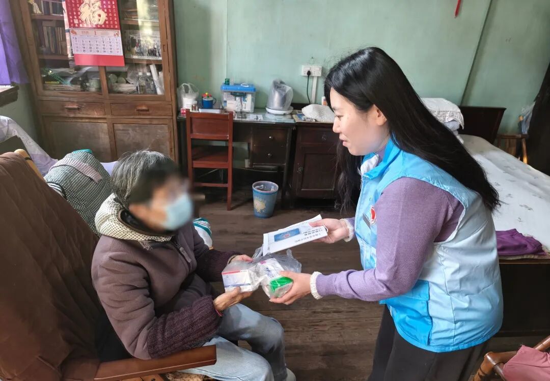“药送来了，头发也理好了。”暖冬关爱，一个都不能少