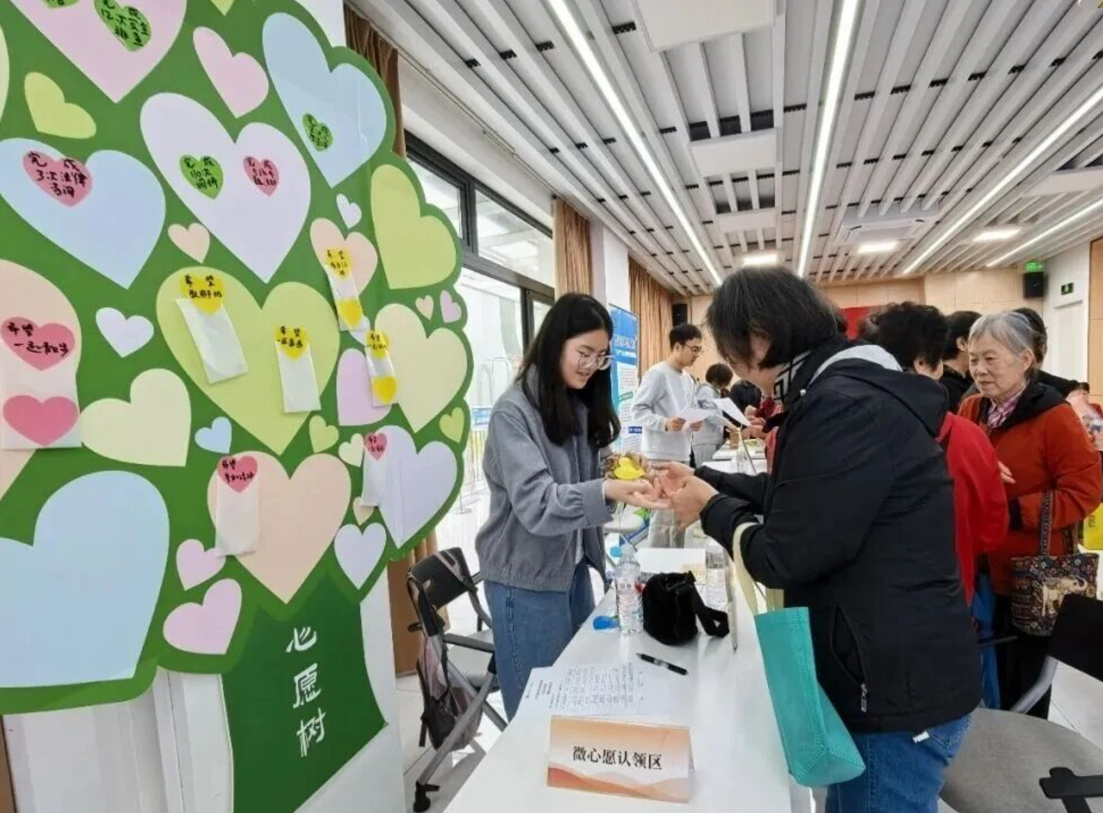 老人藏在心愿树上的期盼，长宁这个站点上门圆梦