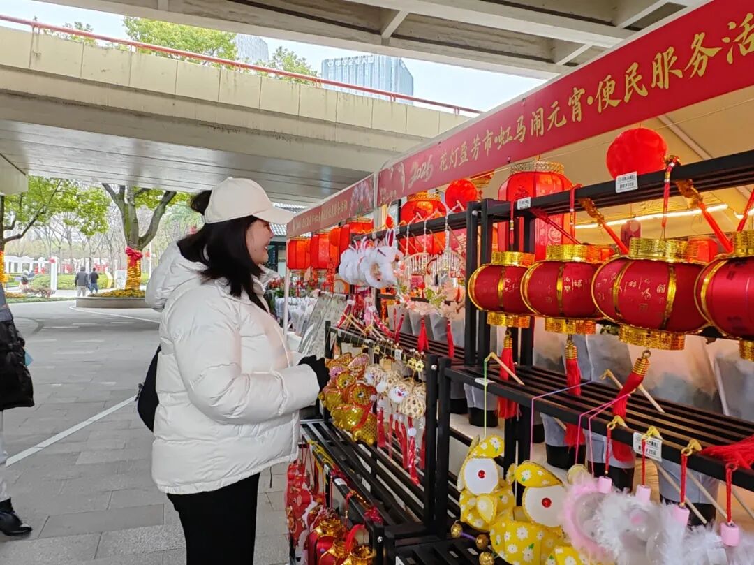 百盏花灯、千盆花卉，市民把“春天”打包带回家