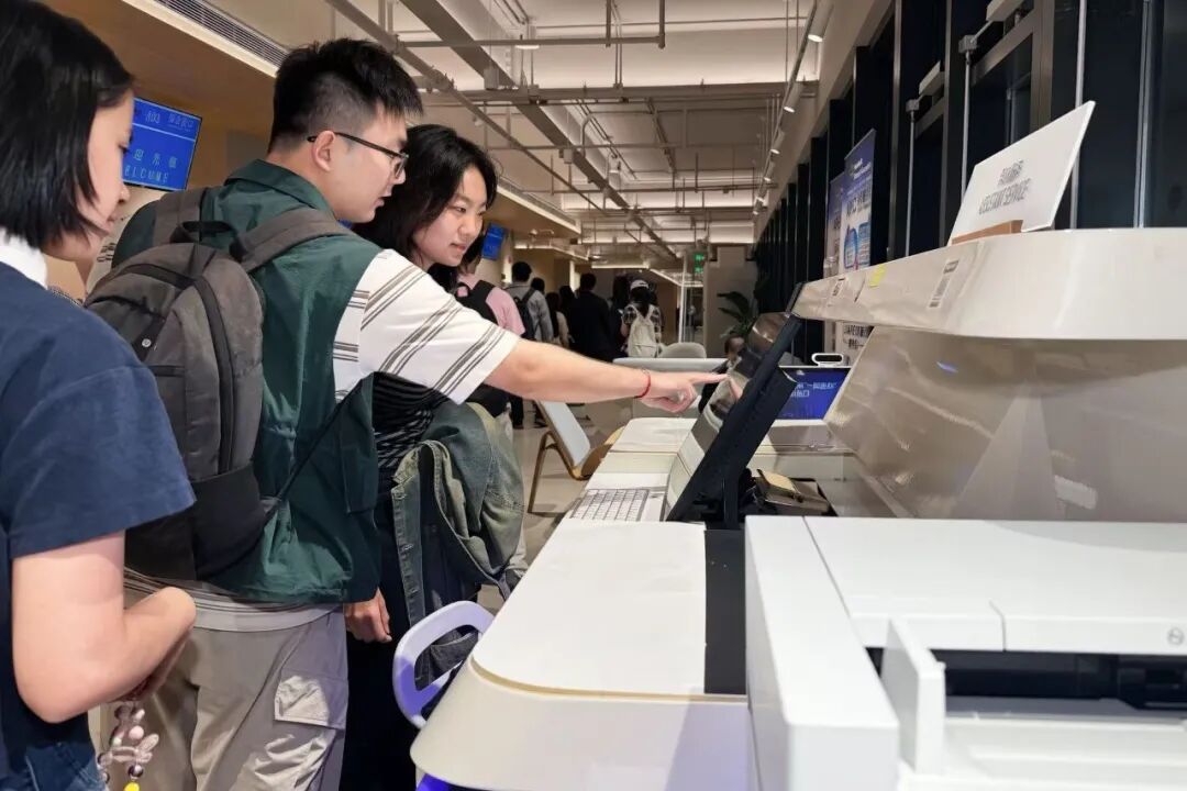 解锁“政务服务体验员”新身份，他们将课堂搬进长宁服务大厅