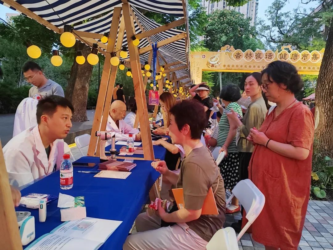 香樟广场上的这个健康市集，解锁“夜市”新体验