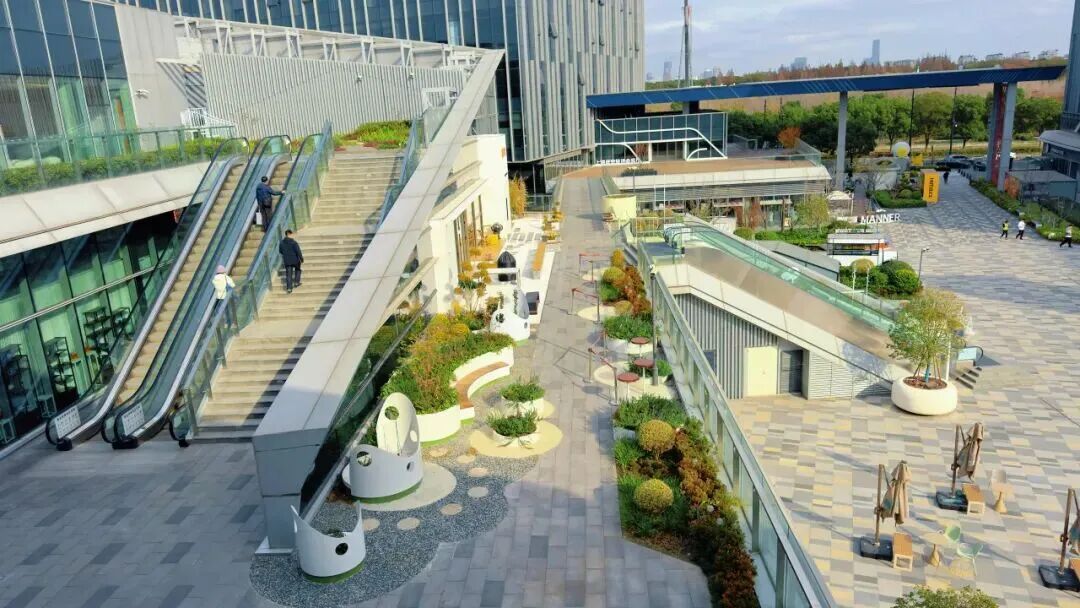 休憩好去处！这座生境花园从楼宇间“长”了出来