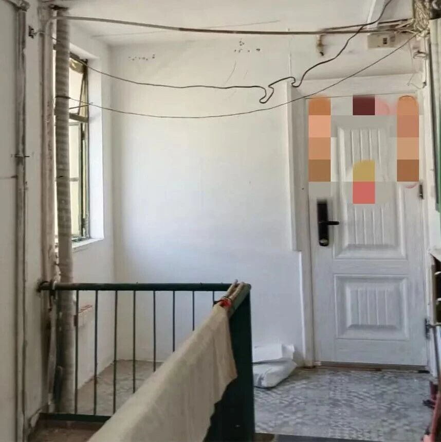 私占楼道堆杂物，城管执法让公共空间“不添堵”