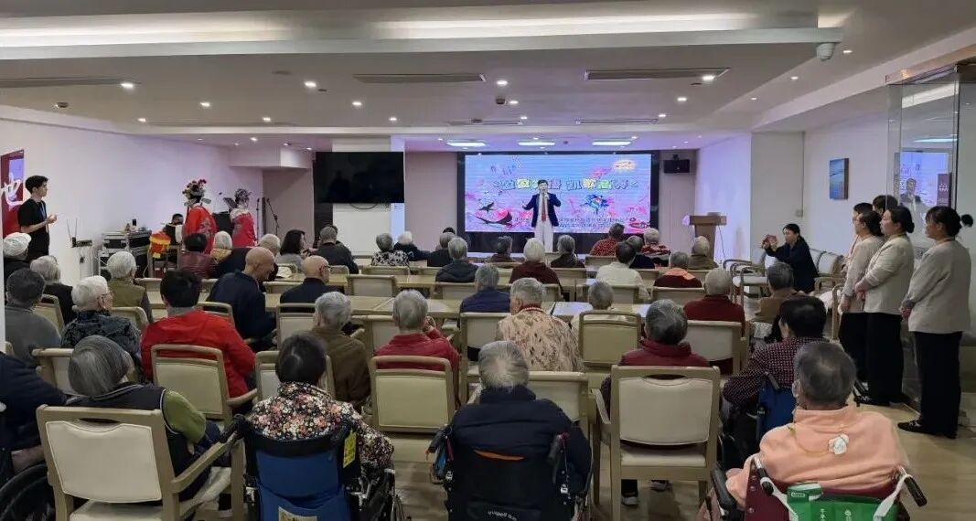 歌舞、戏剧、走秀，他们为老人送上大联欢