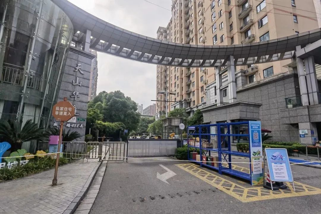 放开不放松天山华庭精心守护无疫小区的创建成果