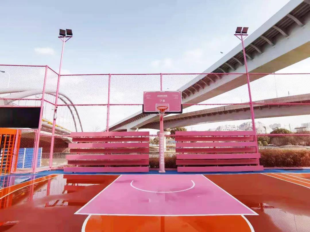 配备8个篮球架,休息椅凳,自动贩售机等功能性设施,橘红,粉色等鲜亮