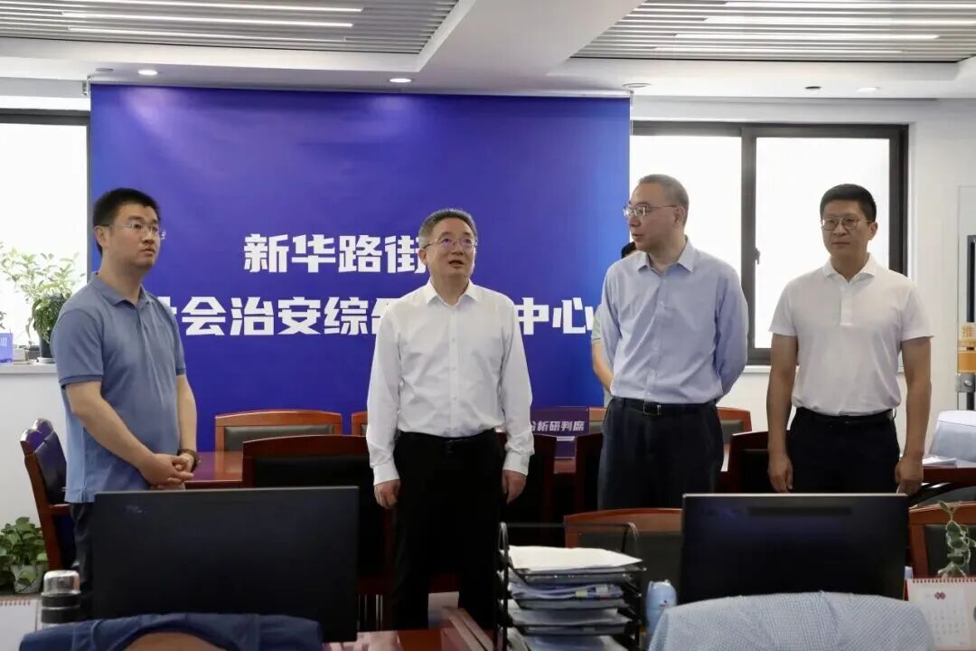 区领导调研综治中心规范化建设工作