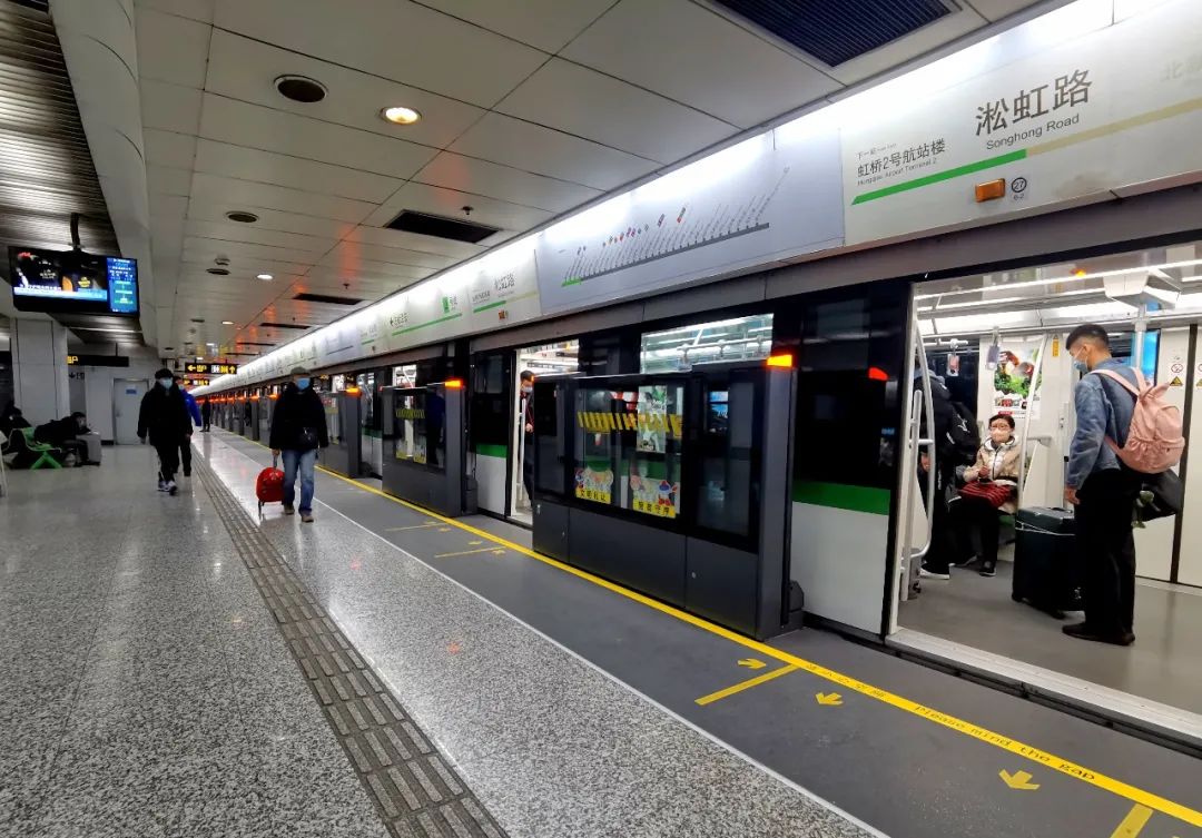 日前,记者来到地铁2号线淞虹路站站台处,看到这里的新型站台安全门已