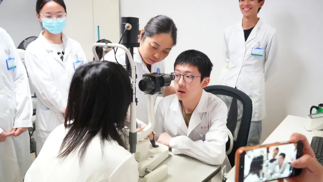 沉浸式体验医者日常！22名青少年在同仁医院解锁“见习小医生”身份
