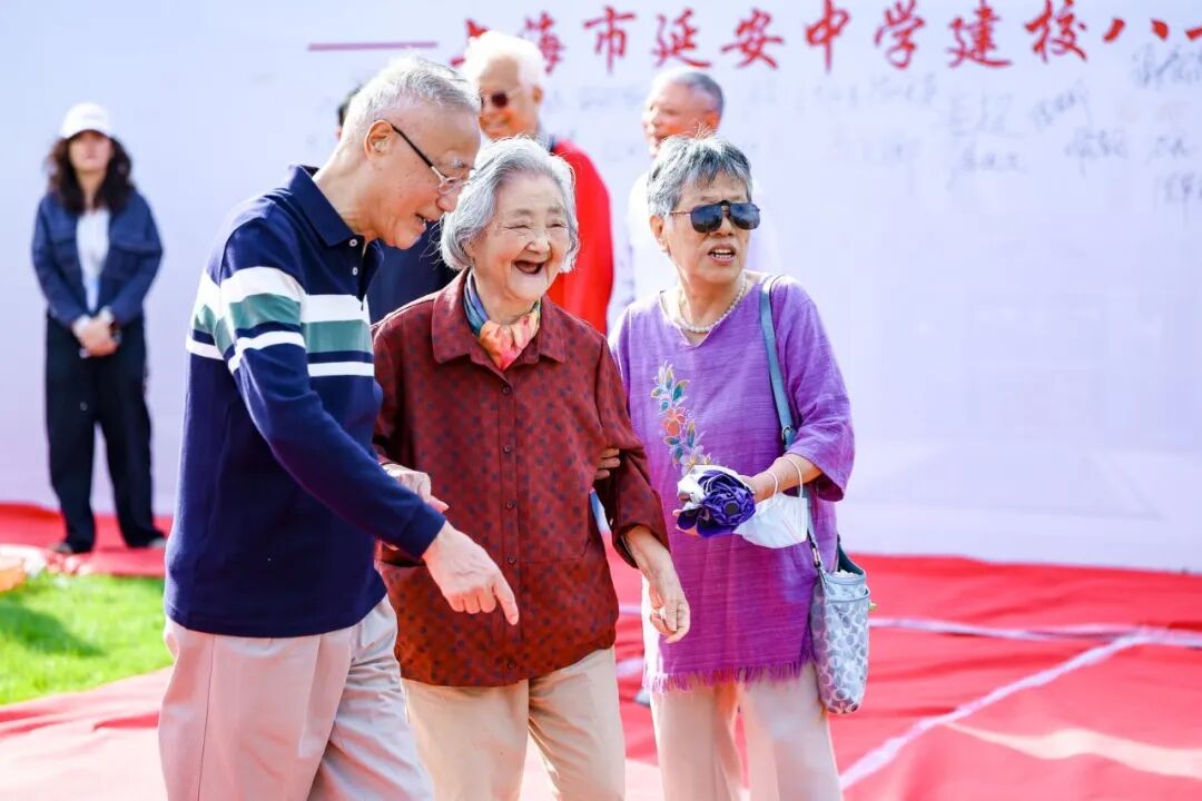 一家三代都是 “延安人”！长宁这所中学八十华诞，校友跨越半个多世纪赴约而来