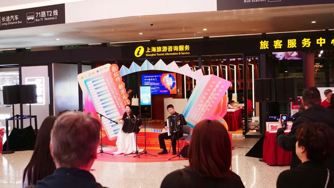 虹桥机场上演了一场琴乐迎宾快闪